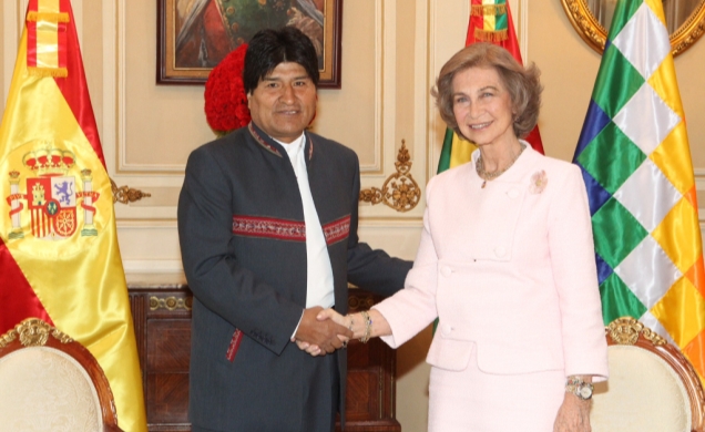 Viaje de Cooperación al Estado Plurinacional de Bolivia. La Reina saluda al presidente boliviano tras el encuentro